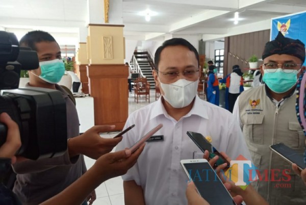 dr Fauzan Adima, Juru Bicara Gugus Tugas Percepatan Penanganan Covid-19 Kota Kediri saat memberikan keterangan.(eko arif s/Jatimtimes)