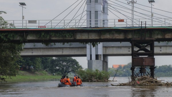 Pemerintah Kota Kediri, dalam hal ini BPBD, DLHKP dan DPUPR melakukan kegiatan susur sungai brantas Kota Kediri, Kamis (11/02/2021). (Foto: Ist)