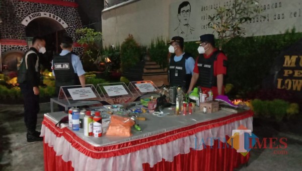 Petugas Satops Patnal Korwil Malang saat menunjukkan berbagai macam barang terlarang hasil razia di Lapas Kelas I Malang, Kamis (11/2/2021). (Foto: Istimewa)