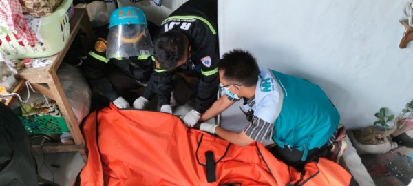 Petugas saat melakukan evakuasi terhadap jenazah korban di kamar mandi rumahnya, Selasa (16/2/2021). (Foto: Satkom RJT Kota Malang)