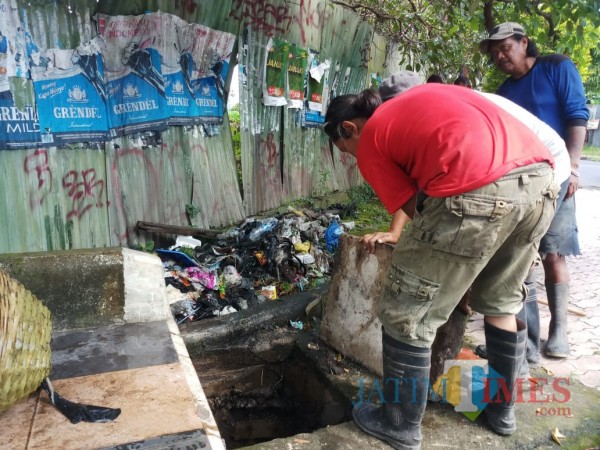 Temuan-Sampah-di-Saluran-Drainase-Buat-Petugas-DPUPRPKP-Kota-Malang-Geleng-Kepala-1852141ab8b6150f2.jpg