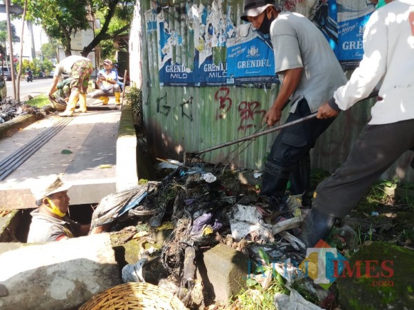 Temuan-Sampah-di-Saluran-Drainase-Buat-Petugas-DPUPRPKP-Kota-Malang-Geleng-Kepala-319c4030cea422731.jpg