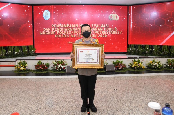 AKBP Arief Fitrianto saat menerima penghargaan dari Kemenpan RB