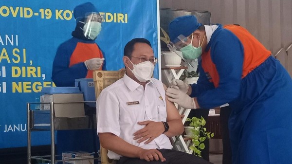 Kepala Dinas Kesehatan (Dinkes) Kota Kediri, dr. Fazan Adima ketika Vaksinasi. (Foto: Ist)
