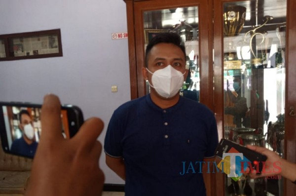 Media Officer Persik Kediri Anwar Bhahar Bassalah saat memberikan keterangan.(eko arif s/Jatimtimes)