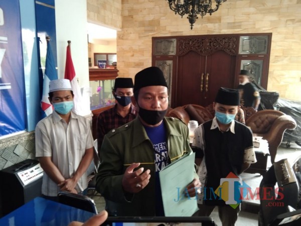 Ketua DPC Barisan Kader Gus Dur Kota Malang Dersi Hariono saat ditemui awak media di Kantor DPC Partai Demokrat Kota Malang, Sabtu (20/2/2021). (Foto: Istimewa)