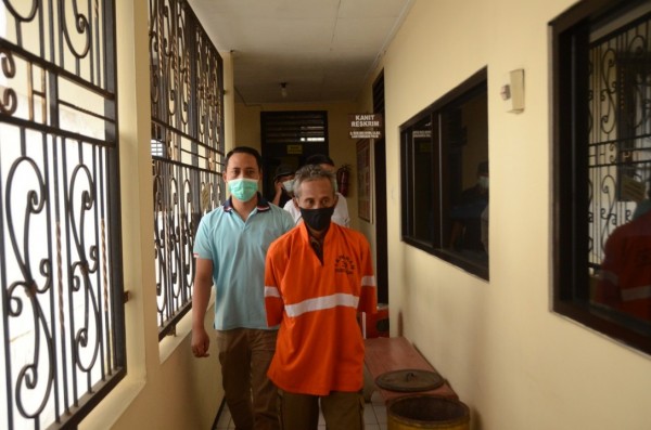 Slamet Hadianto (baju orange) ketika digelandang oleh anggota Unit Reskrim Polsek Klojen. (Foto: Polsek Klojen)