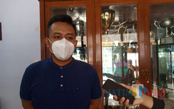 Media Officer Persik Kediri Anwar Bhahar Bassalamah saat memberikan keterangan (Eko Arif S/ JatimTIMES)