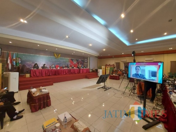 Ketua Koperasi SBW Malang Sri Untari saat memimpin RAT (Rapat Anggota Tahunan) dari Jakarta melalui daring, Senin (22/2/2021). (Foto: Tubagus Achmad/ MalangTIMES)