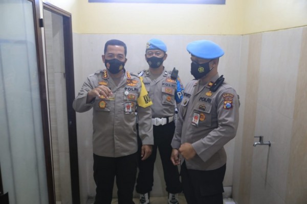 Kapolresta Malang Kota Kombes Pol Leonardus Simarmata (sebelah kiri) ketika menunjukkan urin yang bakal dites narkoba, Rabu (24/2/2021). (Foto: Istimewa)