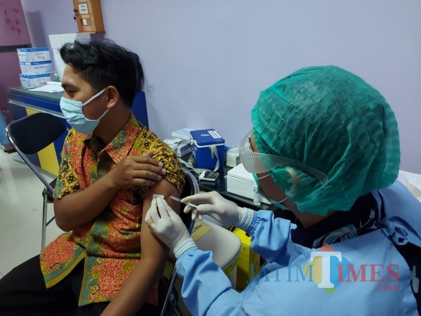 Proses tahapan penyuntikan Vaksin Sinovac terhadap salah satu pegawai instansi pemerintahan sebagai pelayan publik. (Foto: Tubagus Achmad/MalangTIMES)