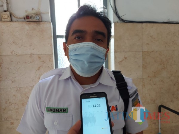 Manajer Humas PT KAI Daop 8 Surabaya Luqman Arif saat ditemui pewarta di Stasiun Malang Kota Baru, Minggu (28/2/2021). (Foto: Tubagus Achmad/ MalangTIMES)