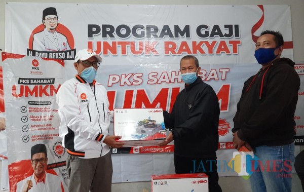 Bangkitkan-Ekonomi-Anggota-Dewan-Ini-Salurkan-Bantuan-Lewat-Program-Gaji-untuk-Rakyat-241baa38382acd862.jpg