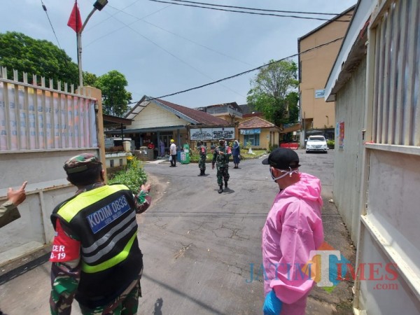 Suasana Yayasan Bhakti Luhur Malang dengan pengamanan ketat saat akan dikunjungi oleh Wali Kota Malang Sutiaji, Rabu (3/3/2021). (Foto: Tubagus Achmad/ MalangTIMES)