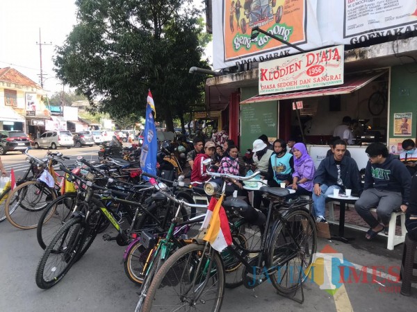 Berbagi-di-Moment-Hari-Kopi-Nasional-Ala-Kedai-Kopi-di-Kota-Malangb59cdacd61c148a4.jpg