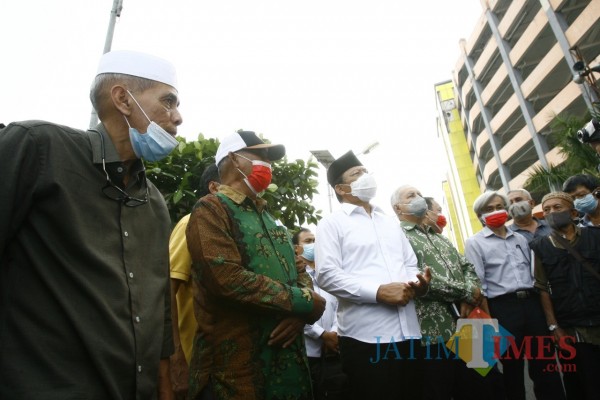 Almarhum Habib Hasan ketika meninjau Pasar Turi