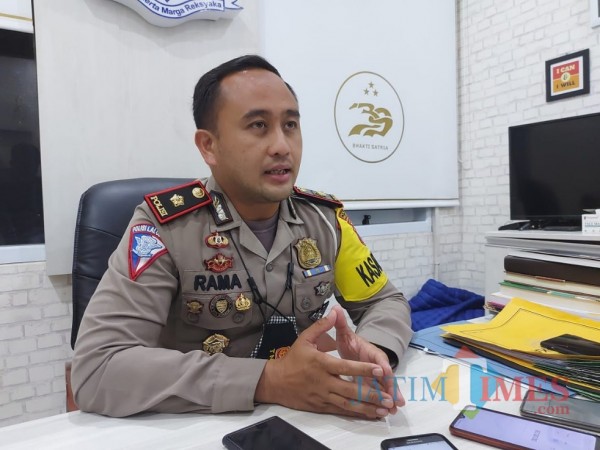 Kasat Lantas Polresta Malang Kota Kompol Ramadhan Nasution saat ditemui awak media di ruangan kerjanya, Rabu (10/3/2021). (Foto: Tubagus Achmad/ MalangTIMES)