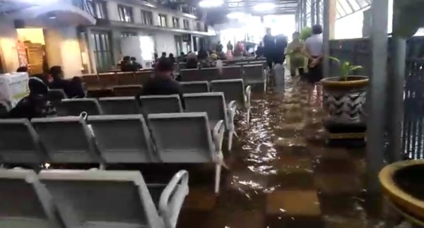 Tangkapan layar video viral air hujan yang menggenangi area dalam Stasiun Malang Kota Baru, Minggu (14/3/2021). (Foto: Istimewa)