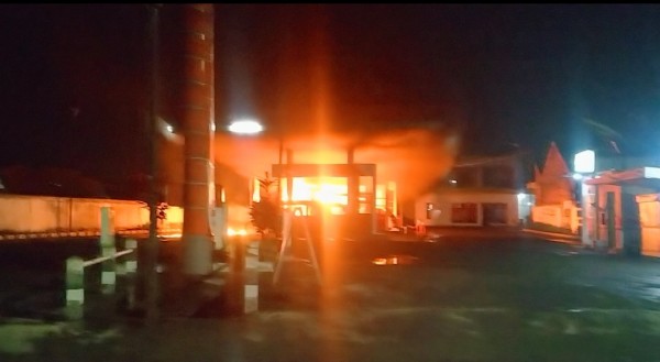 Kondisi SPBU Jalan Mayjen Sungkono, Kota Malang, yang dilalap si jago merah, Kamis (18/3/2021) malam. (Foto: Istimewa)