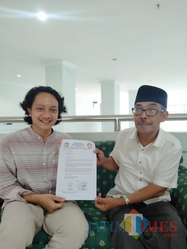 Ketua-Sema-UIN-Malang-Moch-Anam-saat-menyerahkan-surat-terbuka-kepada-Ketua-Senat-UIN-Malang-Prof-Dr-Muhtadi-Ridwan2707210c56be6380.jpg