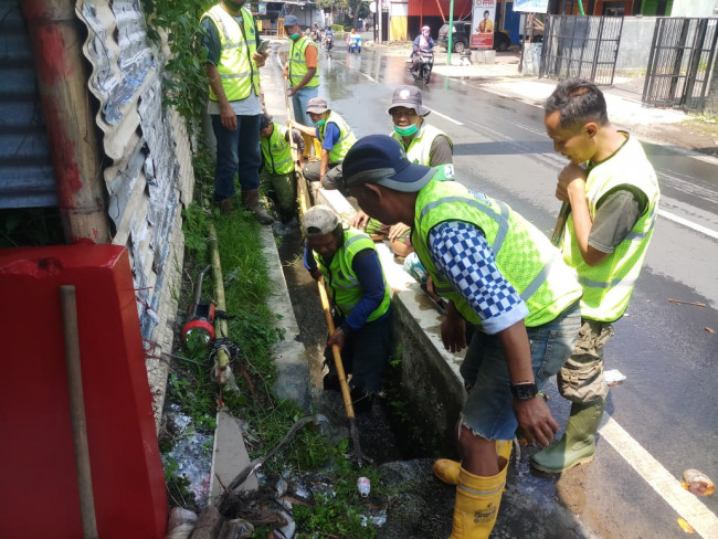 Para personil Satgas Saat tengah melakukan pembersihan sampah pada saluran air (Ist)