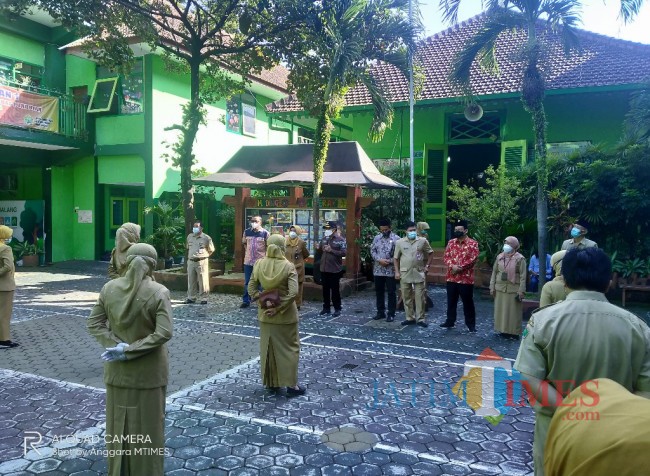 Walikota Malang, Sutiaji saat memberikan arahan kepada sejumlah guru di SDN Kauman 1 (Anggara Sudiongko/MalangTIMES)