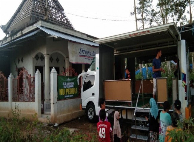 Warga Dusun Krajan, Desa Majangtengah Kecamatan Dampit, Kabupaten Malang yang tengah memanfaatkan mobil musholla portabel untuk shalat tarawih (Ist)