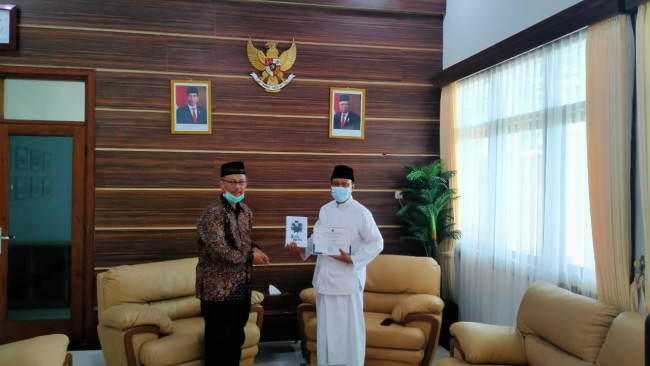 Rektor UIN Malang, Prof Abdul Haris yang memberikan souvernir buku kepada Walikota Pasuruan (Ist)