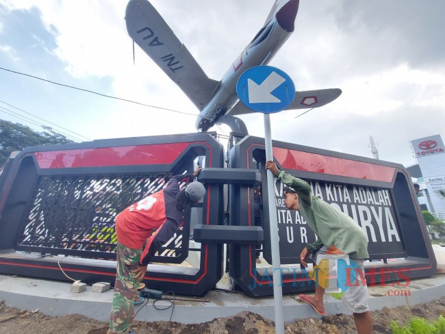 Beberapa tukanh yang sedang melakukan pembongkaran bangunam reklame rokok di Monumen Pesawat Suhat. 