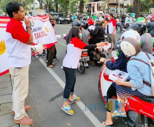 Salah satu anggota DPD LIRA Malang Raya yang sedang membagikan nasi kotak untuk berbuka puasa.