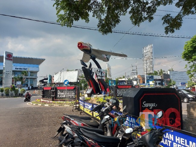 Tampak kondisi bangunan reklame rokok yang sedang dalam proses pembongkaran.