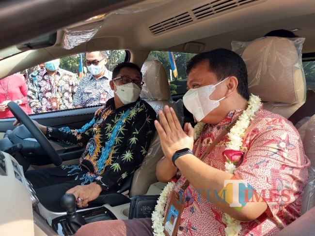 Wali Kota Malang Sutiaji saat test drive hadiah mobil bersama pemenang
