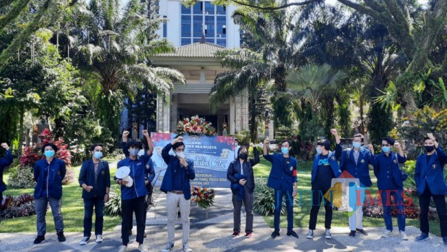 Aliansi Mahasiswa Brawijaya saat berorasi didepan gedung Rektorat UB.