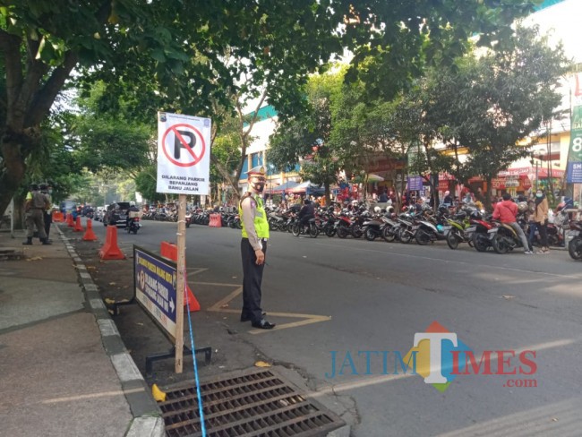 Tampak satu orang anggota Satlantas Polresta Malang Kota yang mengatur lalu lintas.