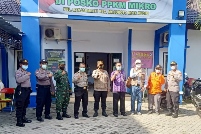 Rombongan tim Satgas Covid-19 juga melakukan tinjauan langsung ke lokasi di posko PPKM Mikro kelurahan Banjarmlati. (Foto: Ist)