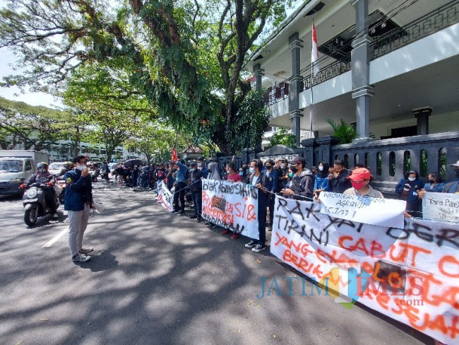 Salah satu massa aksi Aliansi Malang Bergerak yang sedang berorasi.