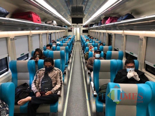 Suasana penumpang kereta apinyang menerapkan protokol kesehatan.