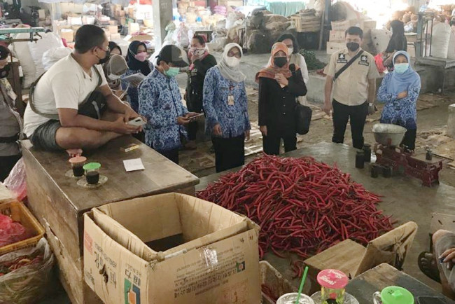 Tim Satgas Pangan Polres Kediri meninjau lokasi Pasar Pamenang Pare Kabupaten Kediri, Selasa (4/5/2021). (Foto: Ist)