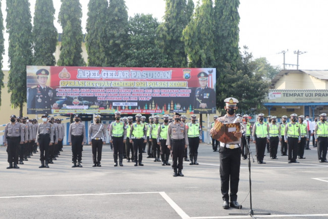 Polres Kediri menggelar apel pergeseran pasukan operasi Ketupat 2021. Apel upacara itu dilaksanakan di lapangan Mapolres Kediri, Rabu (5/5/2021). (Foto: Ist)