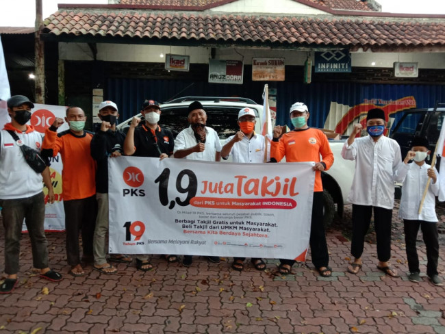 DPC PKS Sukun berbagi 500 paket tebar takjil ke masyarakat. (Foto: Istimewa).