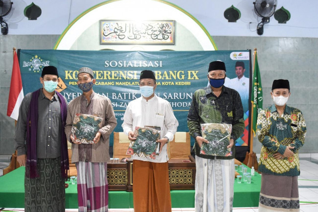 Penyerahan zakat dilakukan secara símbolis, mengingat masih dalam masa pandemi Covid-19, Rabu (5/5) bertempat di Kantor PCNU Kota Kediri. (Foto: Ist)