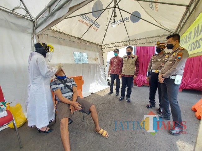 Salah seoranh pengendara yang menjalani rapid antigen di Pos Pengamanan Exit Tol Madyopuro Malang.