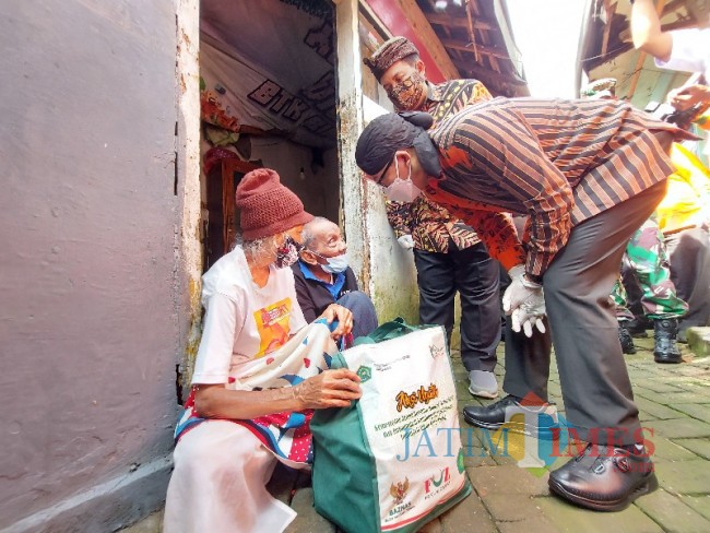 Wali Kota Malang Sutiaji saat memberikan paket sembako kepada warga di Kampung Qoriyah Sakinah.