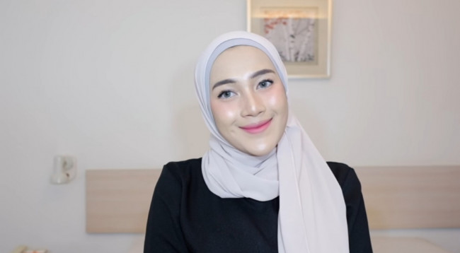 Hijab Malaysian sisi kiri panjang menjuntai.