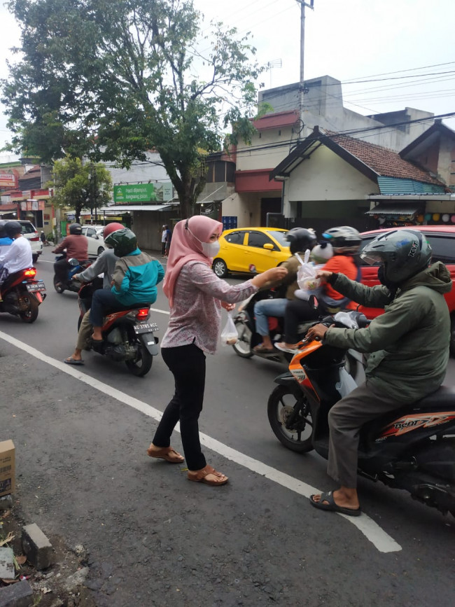 Instalasi gizi RSI Unisma membagikan takjil kepada para pengguna jalan (Ist)