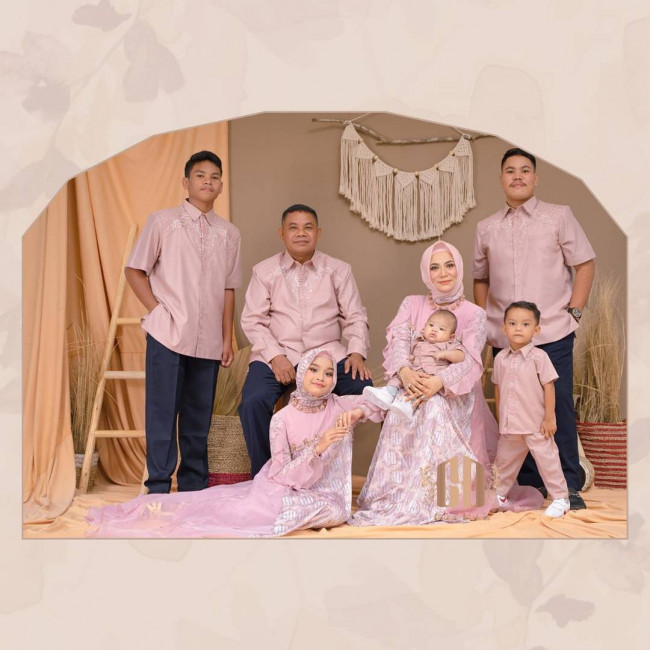Outfit Keluarga Serba Pink (Dok. Instagram @gitaorlin)