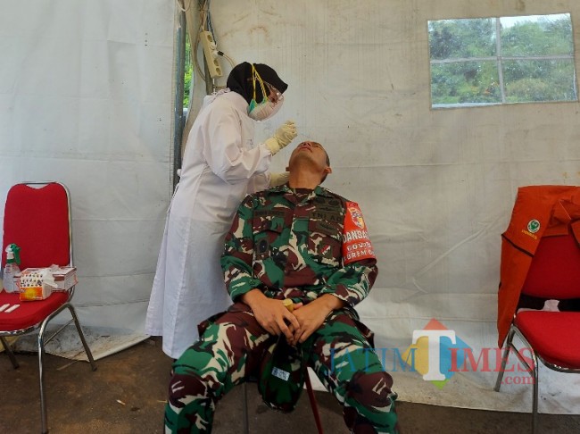 Danrem 083/Baladhika Jaya saat menjalani rapid tes antigen.