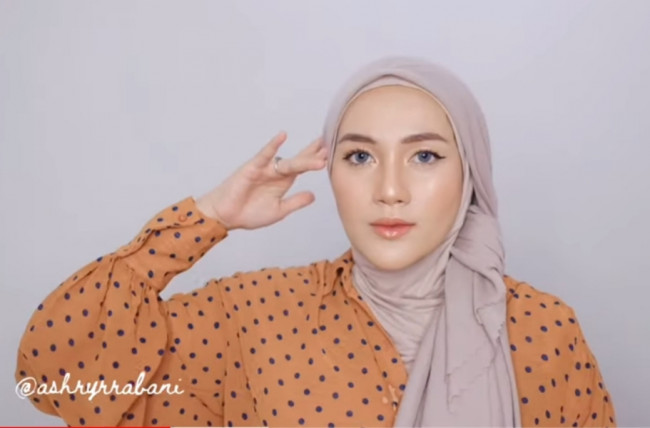 Gaya hijab segi empat lebih modis. (Foto: Youtube Ashry Rabani).