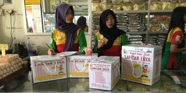 Sajian oleh-oleh aneke keripik di Lancar Jaya. (Foto: source google).