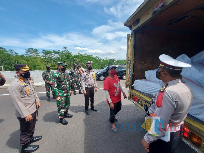 Kapolresta Malang Kota Kombes Pol Leonardus Simarmata dan Dandim 0833/Kota Malang Letkol Arm Ferdian Primadhona saat mengecek langsung mobil box.